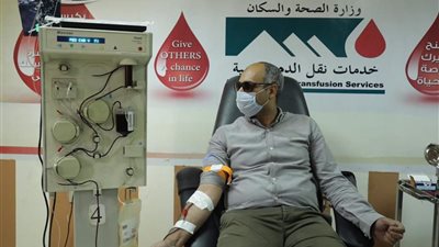 متعافي من كورونا يتبرع بالبلازما في المركز الإقليمي لنقل الدم بالأقصر (صور)