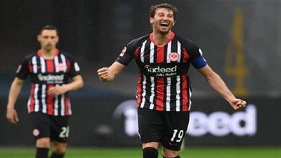 إينتراخت فرانكفورت يفوز على شالكة 2-1 في مباراة مثيرة بالدوري الألماني