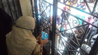 من خلف الأبواب.. حي الزيتون يسلم 100 فيزا لصرف الدعم النقدي