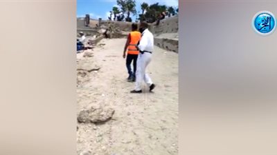 شاهد.. إخلاء شاطئ السلسلة من المواطنين بالإسكندرية (فيديو)