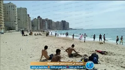 شاهد.. مواطنون بالإسكندرية يلجأون للإستحمام في مياه البحر رغم تحذيرات كورونا (فيديو)