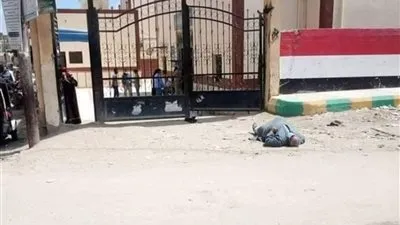 حقيقة صورة مريض يفترش الأرض أمام بوابة مستشفى أبوحمص