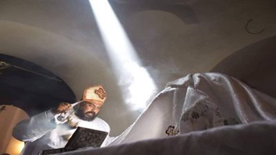 بمناسبة عيده.. تعامد أشعة الشمس على كرسي مذبح الملاك ميخائيل بميت غمر (صور)