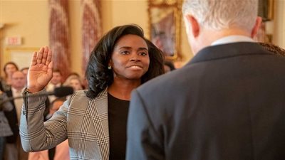 بسبب الملف العرقي.. مسؤولة من أصول أفريقية في إدارة ترامب تقدم استقالتها