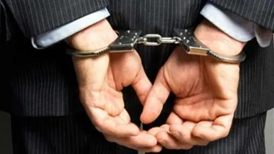 دولة أفريقية تعتقل وزير الصحة