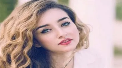 إطلالة صيفية أنيقة تضع هنا الزاهد على صدارة 