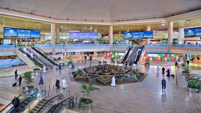 مطار الملك فهد يوضح طرق دفع رسوم المواقف بعد العودة