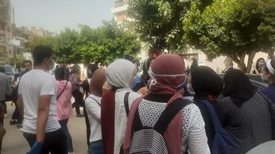 بالصور.. تكدس طلاب الثانوية وأولياء الأمور قبل دخول اللجان بالشرقية