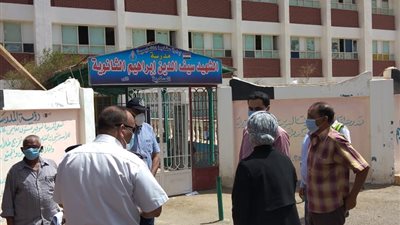 رئيس مدينة سفاجا تتابع الإجراءات الاحترازية أمام لجان الثانوية (صور)