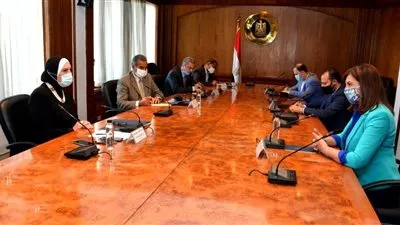  وزارتي الهجرة والصناعة تبحثان سرعة توفير فرص عمل للعائدين من الخارج 