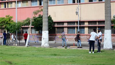 بصحبة الأهالي.. بدء تجمع طلاب الثانوية العامة أمام اللجان في بورسعيد