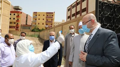 تطبيق الإجراءات الوقائية على محافظ بني سويف خلال تفقده لجان الثانوية الأزهرية (صور)