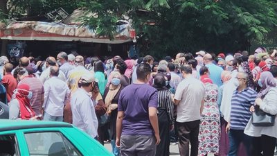 تكدس أولياء أمور طلاب الثانوية العامة أمام مدرسة أم الأبطال بالهرم (صور)