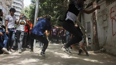 وصلة رقص من الطلاب أمام لجان مدرسة جمال عبدالناصر بالدقي (صور)