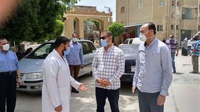 نائب محافظ الفيوم يتابع مدى الالتزام بالإجراءات الإحترازية في إطسا (صور) 
