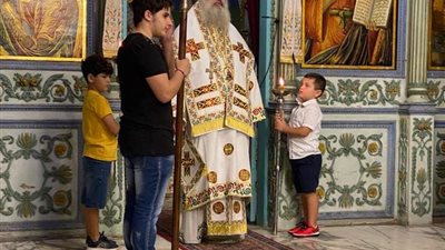 المطران عطا الله حنّا يترأس قداس الأحد في القدس (صور)