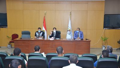 لبحث إتاحة فرص عمل مناسبة لهم.. نائب محافظ بني سويف يجتمع بالعائدين من ليبيا