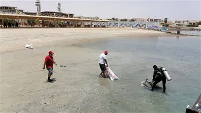 رفع 4 أطنان مخلفات في حملة تنظيف شواطئ البحر الأحمر