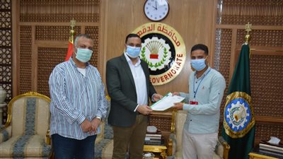 محافظ الدقهلية يلتقي أحد الجنود الناجين بمعركة البرث ويسلمه عقد عمل (صور) 