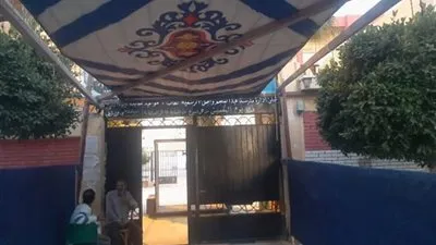 إقامة مظلات خارج لجان الثانوية العامة بالإسكندرية (صور)