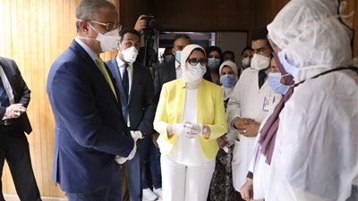 هالة زايد تتفقد مستشفى التأمين الصحي بالفيوم (صور)