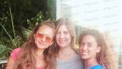 نيللي كريم تهنئ إحدى صديقاتها بإطلالة شبابية