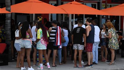 الولايات المتحدة تسجل آلاف الإصابات بكورونا يوميا