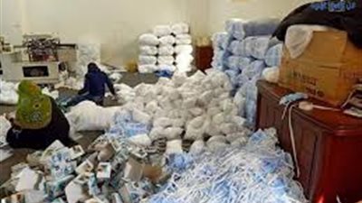 مداهمة مصنع غير مرخص بالطالبية.. والعثور على 8500 كمامة مجهولة 