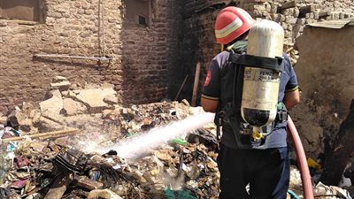 رئيس مدينة القصير يتابع جهود السيطرة على حريق بمنزل مهجور (صور)