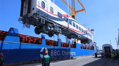 النقل: وصول الدفعة الأولى لعربات الركاب الجديدة إلى الإسكندرية (صور)