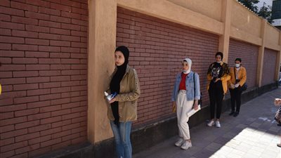 محافظ بورسعيد يتفقد لجان الثانوية العامة (صور)