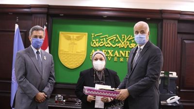 تنفيذًا لتعليمات السيسي.. تكريم أسرة الدكتور عمرو عبيد بعد وفاته بكورونا 