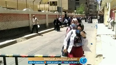 تشديدات أمنية لمنع تكدس أولياء الأمور أثناء خروج طلاب الثانوية بدمنهور (فيديو)