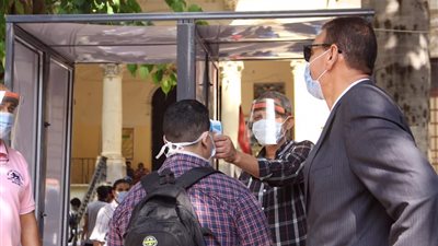 بالصور... توافد طلاب الثانوية العامة علي لجان مدرسة قصر الدوبارة بالكمامات