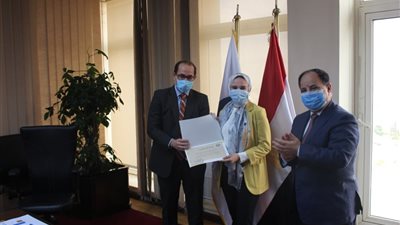 وزير المالية يكرم فريق عمل وحدة إدارة الدين العام