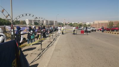 انتظام دخول الطلاب بلجان الثانوية العامة في قنا (فيديو صور)