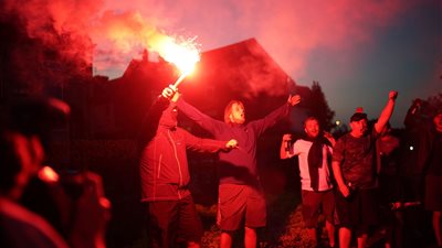 جماهير ليفربول تحتفل بالتتويج بلقب الدوري الإنجليزي (فيديو)