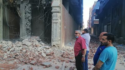 رئيس حي شرق الإسكندرية يترأس حملة لإزالة البناء المخالف (صور)