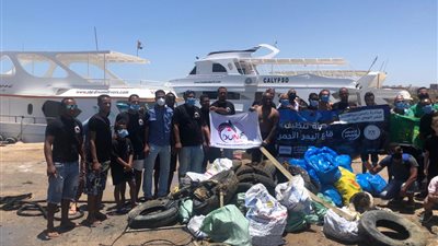 رفع 14 طن مخلفات صلبة خلال حملة لتنظيف قاع البحر بسفاجا (صور)