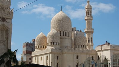 شاهد.. أول صلاة فجر بمسجد أبوالعباس بالإسكندرية (فيديو)