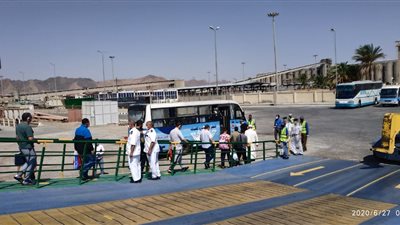 وزير النقل يتابع وصول 562 مصريًا من العالقين بالسعودية (صور)