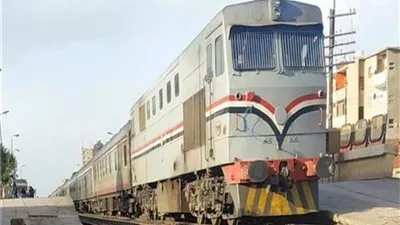 شاهد.. أول قطار بجرار وعربات سكة حديد جديدة استعدادًا لبدء الخدمة (فيديو)