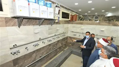 محافظ الدقهلية يؤدي صلاة العشاء من مسجد الصديق بالمنصورة (صور)