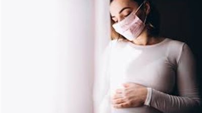 هل يؤدي الحمل للإصابة بكورونا؟ أستاذ أمراض نساء يجيب