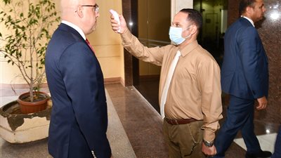 بعد إنقضاء فترة العزل.. وزير الإسكان يمارس مهام عمله من مكتبه