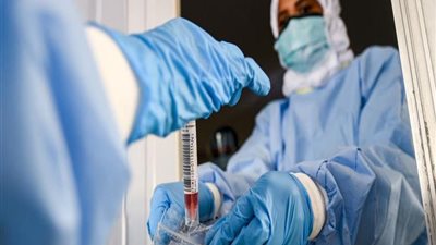 طبيب بمستشفى عزل يحسم الجدل بشأن إصابة متعافي كورونا مرة أخرى