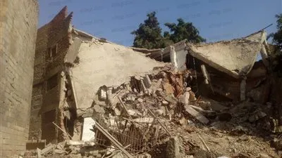 شاهد.. إزالة مبنى جمعية صناع الأثاث لتعديه على سور مجرى العيون