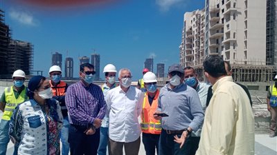  نائب وزير الإسكان يتفقد مشروعات العلمين الجديدة.. ويؤكد: ملتزمون بالمواعيد