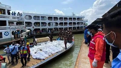 عشرات القتلى بتصادم عبارتين في بنجلادش