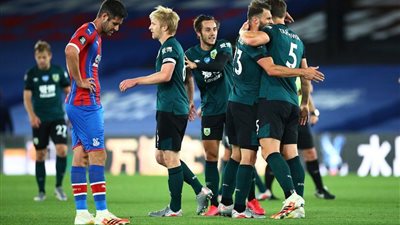 البطاقة الأوروبية تداعب بيرنلي بعد الفوز على كريستال بالاس في الدوري الإنجليزي